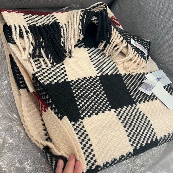 NEW $1,050 Burberry Jumbo Check Textured Wool Scarf - Picture 6 of 14